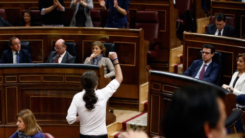 Pablo Iglesias slauda a su bancada con el puño en alto. / ANDREA COMAS (REUTERS)