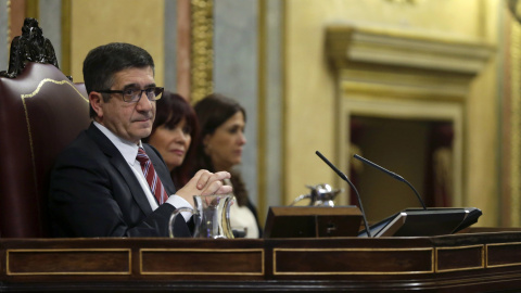 El presidente del Congreso, Patxi López, durante la primera jornada de la sesión de su investidura del líder del PSOE, Pedro Sánchez, esta tarde en el Congreso de los Diputados. EFE/Javier Lizón