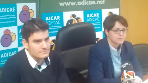 La vicepresidenta de Aicar-Adicae en Aragón, Ana Solanas, con Eduardo Pastor, técnico de la organización.