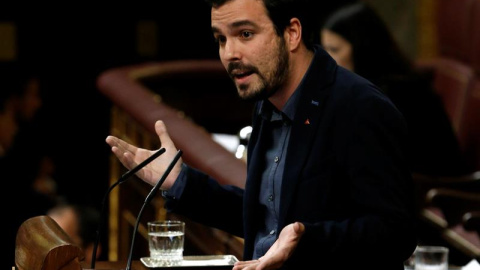 El portavoz de IU, Alberto Garzón, durante su intervención en la sesión de la tarde de la segunda jornada del debate de investidura del secretario general del PSOE, Pedro Sánchez, que se celebra en el Congreso de los Diputados. EFE/J.J. Gui