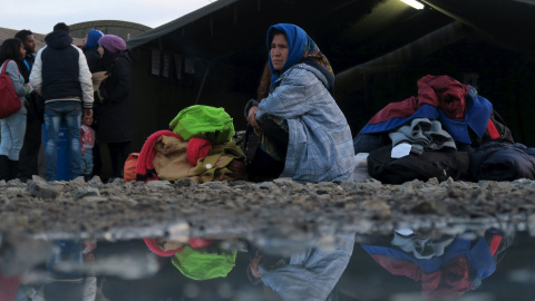 Migrantes y refugiados esperan para continuar su viaje en tren a Europa occidental en un campo de refugiados en Croacia. REUTERS/Darrin Zammit Lupi