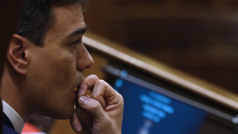 El secretario general del PSOE, Pedro Sánchez, durante la sesión de la tarde de la segunda jornada del debate de su investidura, hoy en el Congreso de los Diputados. EFE/J. J. Guillén