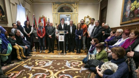 Gorka Urtaran en el homenaje a las víctimas del 3 de marzo en el Ayuntamiento de Vitoria. EFE