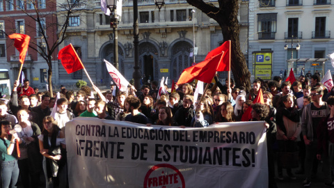 Concentración de estudiantes convocados por el Frente de Estudiantes este jueves en Madrid delante del Ministerio de Sanidad./J.T