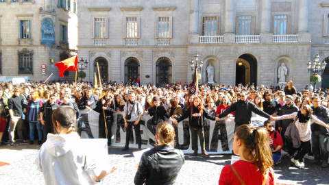 Unos 3.000 estudiantes de las universidades catalanas se han manifestado esta mañana en Barcelona para pedir la derogación de la reforma 3+2