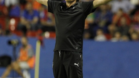 José Luis Mendilibar da instrucciones a sus jugadores desde la banda en un partido. /AFP