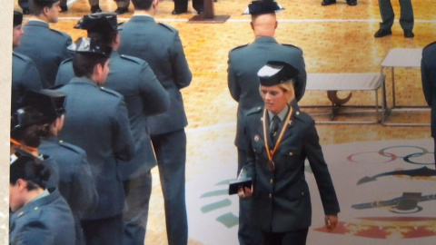 La agente Vanesa Fraga, en una entrega de medallas tras un campeonato de judo. PÚBLICO