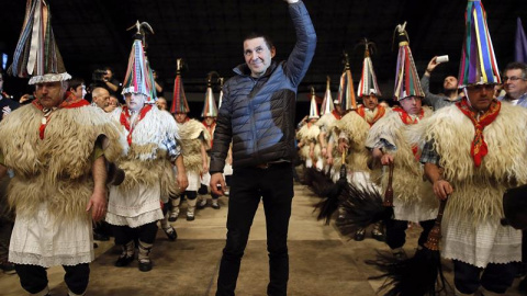 Arnaldo Otegi entra en el acto de bienvenida que se celebra este sábado en Anoeta (Donostia) rodeado de 'joaldunak' (personajes tradicionales de la cultura navarra que anuncian la llegada del Carnaval) EFE/Javier Etxezarreta