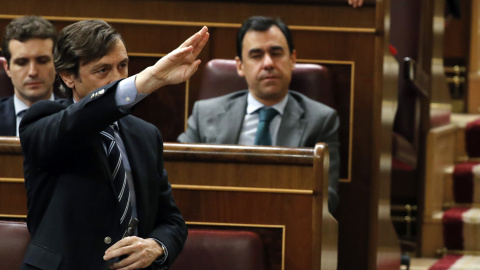 El portavoz del PP en el Congreso, Rafael Hernando, pide la palabra desde su escaño. EFE/Javier Lizón.