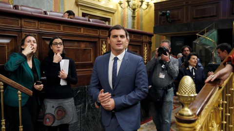 El presidente de Ciudadanos, Albert Rivera, a su llegada hoy al Congreso de los Diputados para la sesión plenaria en la que se celebra la segunda votación de su investidura, tras la primera realizada el pasado miércoles. EFE/Ballesteros