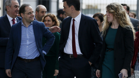 Pedro Sánchez, líder del PSOE, a su llegada al Congreso antes de la segunda votación para su investidura. EFE/Juanjo Martín