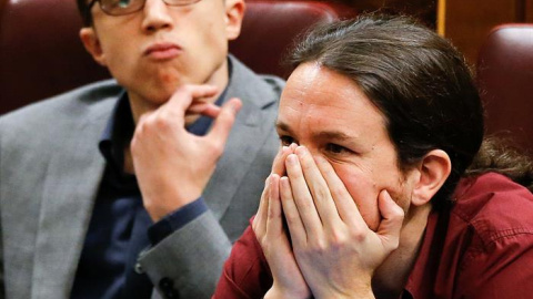 El líder de Podemos, Pablo Iglesias (d), y el portavoz parlamentario, Íñigo Errejón (i), durante la sesión plenaria en la que se celebra la segunda votación de la investidura del candidato socialista, Pedro Sánchez. EFE/Ballesteros