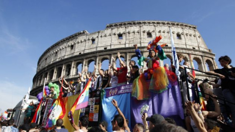 Miles de personas se manifestaron en más de 80 ciudades de Italia para exigir el reconocimiento de las uniones homosexuales