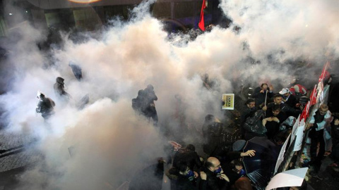 Represión policial de los manifestantes que protestan contra el cierre del diario 'Zaman'