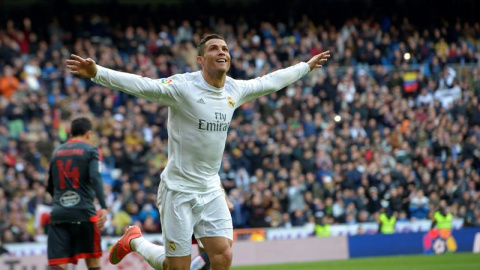 El delantero portugués del Real Madrid Cristiano Ronaldo celebra el cuarto gol que ha marcado frente al Celta de Vigo, el quinto del equipo, durante el partido de la vigésima octava jornada de la Liga de Primera División que se juega hoy en