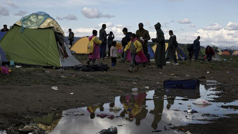 Vista general del campamento de refugiados de Idomeni, norte de Grecia, hoy 4 de marzo de 2016, donde miles de refugiados e inmigrantes esperan recibir un permiso para cruzar la frontera entre Grecia y Macedonia. EFE/Simela Pantzartzi