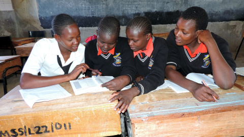 Cuatro alumnas asisten a clase en un colegio en Kenia./REUTERS/Hezron Ochiel