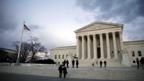 Varias personas bajan las escaleras del edificio del Tribunal Supremo en el Capitolio en Washington D.C REUTERS