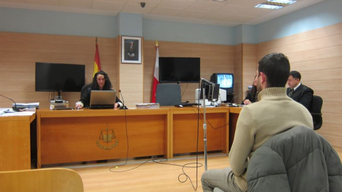 Sergio F.A., de 29 años y vecino de la capital cántabra, durante su declaración en el Juzgado de lo Penal número 3 de Santander. EUROPA PRESS