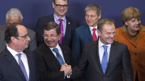 El primer ministro de Turquía, Ahmet Davutoglu, posa con líderes de la Unión Europea durante una cumbre entre UE y Turquía en Bruselas. REUTERS