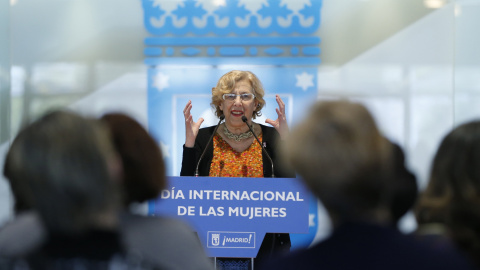 La alcaldesa de Madrid, Manuela Carmena, durante su intervención en el acto institucional organizado por el Ayuntamiento de Madrid.- EFE