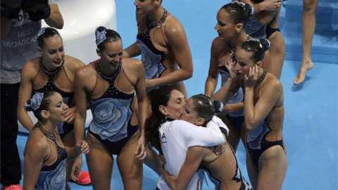 La seleccionadora Esther Jaumà con el equipo nacional del natación sincronizada. /EFE