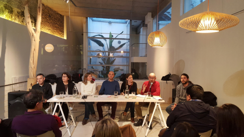 De izquierda a derecha: Carlos Martínez de CCOO, Inés Sabanés coportavoz de Equo y concejala en el Ayuntamiento de Madrid, Andrea Deodato de HaciaOtroConsumo, Luis Morales de Greenbiz, Sagrario Monedero de Inspiraction, Javier Gregori de Ca