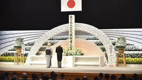 El emperador Akihito de Japón y la emperatriz Michiko presentan sus respetos ante un altar en memoria de las víctimas del terremoto y posterior tsunami de 2011, durante una ceremonia oficial celebrada en el Teatro Nacional de Tokio. EFE/Kaz