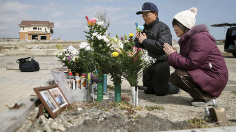 Tsuyoshi Yoshida y su esposa Seiko rezar por su hija Miki, que murió opr el tsunami de mazo de 2011 en la ciudad de Namie, en la prefectura de Fukushima. REUTERS/Kyodo