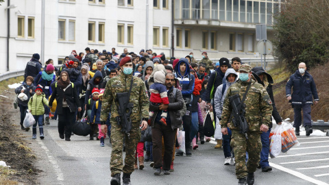 Militares escoltan a un grupo de refugiados recién llegado a Spielfeld. - REUTERS