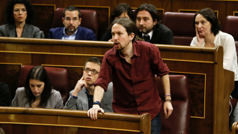 El líder de Podemos, Pablo Iglesias, vota durante la segunda votación de la investidura del candidato socialista Pedro Sánchez, en el Congreso de los Diputados. EFE/Ballesteros