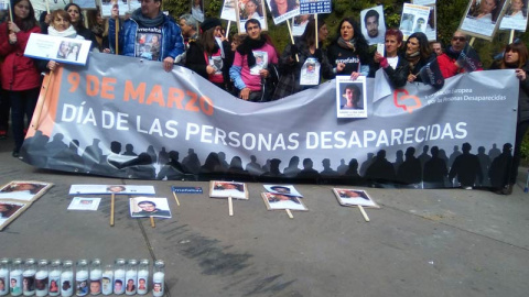 Concentración de familiares de personas desaparecidas esta mañana en el Paseo de Recoletos de Madrid. / A.S.R