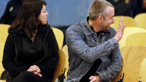 Francisco Solar y Mónica Caballero, acusados de colocar un artefacto explosivo en la Basílica del Pilar de Zaragoza en octubre de 2013, durante el juicio celebrado hoy en la Audiencia Nacional, en San Fernando de Henares (C.de Madrid). EFE/