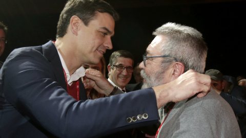 El secretario general de UGT, Cándido Méndez (d), saluda al secretario general del PSOE, Pedro Sánchez, durante el 42 Congreso Confederal de UGT hoy en Madrid. EFE/Javier Lizón