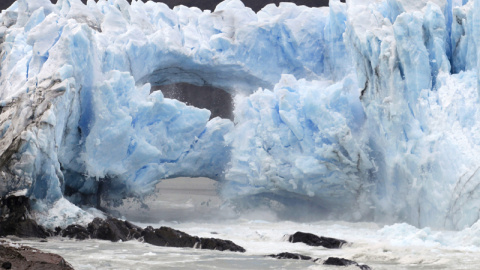 Espectacular derrumbe del "puente" del glaciar Perito Moreno./AFP/WALTER DIAZ