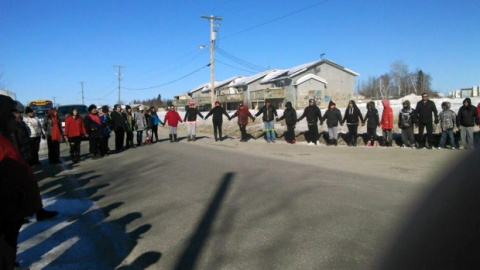 Habitantes de Cross Lake Cree (Canadá) claman por las personas que se han suicidado.- FACEBOOK