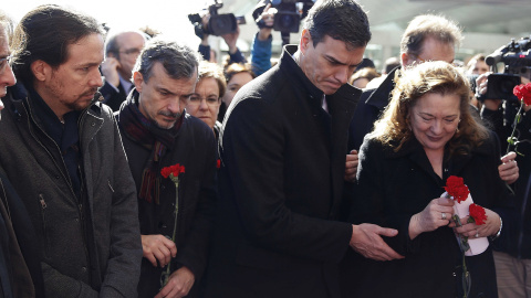 El secretario general, Pedro Sánchez (2-d); el líder de Podemos, Pablo Iglesias (i), y la presidenta de la Asociación 11M Afectados del Terrorismo, Pilar Manjón, esta mañana en la Estación de Atocha Cercanías.- EFE