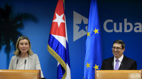 La Alta Representante de la Unión Europea en Política Exterior, Federica Mogherini, y el ministro cubano de Relaciones Exteriores, Bruno Rodríguez, en La Habana. / REUTERS