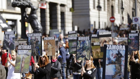 Participantes de diferentes provincias en la manifestación 'Lobo vivo, lobo protegido' que, organizada por Lobo Marley, PACMA y organizaciones animalistas y ecologistas se ha desarrollado hoy por Madrid, a su paso ante el Congreso. EFE/Mari