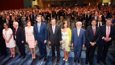 Fotografía cedida por prensa de La Fortaleza del rey Felipe VI de España (4i), la reina Letizia (3i), el gobernador de Puerto Rico, Alejandro García Padilla (c) y su esposa, Wilma Pastrana (4d), participan en la ceremonia de inauguración de