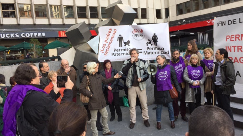 Concentración de padres y de activistas de la PPiiNA ante el Juzgado de lo Social de Madrid.