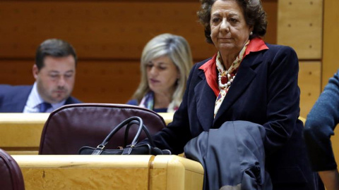 Rita Barberá, exalcaldesa de Valencia, se dirige esta tarde su escaño en el Senado, horas después de comparecer ante la prensa de Valencia y asegurar que no va a dimitir porque no ha cometido ningún delito. EFE/Kiko Huesca