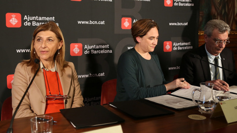 El alcalde de Lesbos, Spyros Galinos, la alcaldesa Barcelona, Ada Colau, y la alcaldesa de Lampedusa Giusepinna Nicolini. AYUNTAMIENTO DE BARCELONA