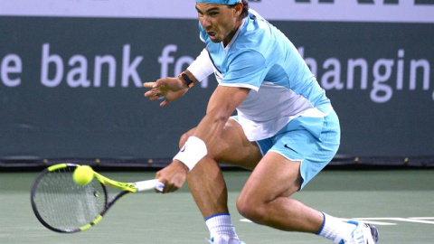 Nadal devuelve una pelota a Gilles Muller en su estreno en el Masters 1.000 de Indian Wells. /EFE