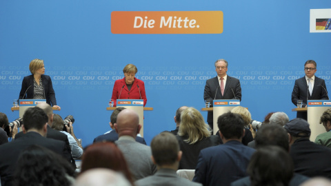 La canciller alemana y líder de la CDU, Angela Merkel, con los candidatos de su partido en las elecciones regionales de este domingo, en las que las formaciones xenófobas han registrado un fuerte ascenso. REUTERS/Fabrizio Bensch