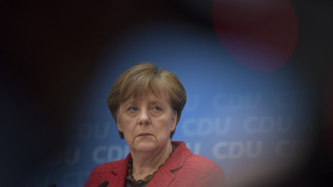 La canciller alemana y líder de la CDU, Angela Merkel, enla rueda de prens tras los resutados de las elecciones en tres lander, que han mostrado un fuerte ascenso de las formaciones xenófobas. REUTERS/Stefanie Loos