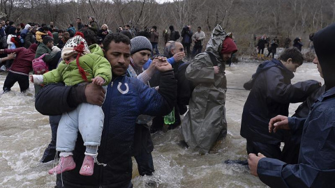 Cientos de migrantes procedentes del campamento de refugiados de Idomeni, Grecia, tratan de encontrar una vía alternativa para cruzar la frontera entre Grecia y Macedonia