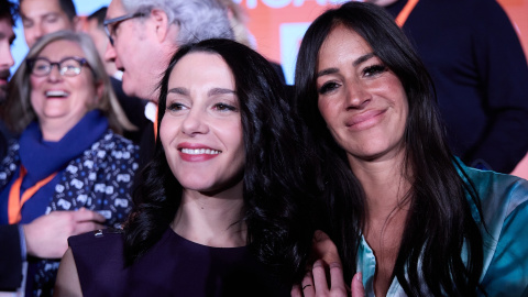  La hasta ahora presidenta nacional de Ciudadanos, Inés Arrimadas, junto a la vicealcaldesa de Madrid, Begoña Villacís (d), en la celebración de la VI Asamblea General de Ciudadanos (Cs), en La Nube de Pastrana, a 14 de enero de 2023, en Ma