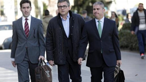 El concejal del grupo popular en el Ayuntamiento de València, Cristóbal Grau, a su llegada a la Ciudad de la Justicia para declarar como investigados por un supuesto delito de blanqueo ante el titular del Juzgado de Instrucción número 18 de