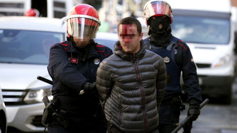 Uno de los seis jóvenes que han sido detenidos hoy en Vitoria por los agentes de la Ertzaintza, durante una huelga convocada por el sindicato estudiantil Ikasle Abertzaleak contra la Lomce, en la que se han producido graves incidentes, con 